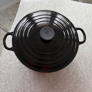 Le Creuset #26 5.5 qt black glossy Dutch oven in almost perfect condition